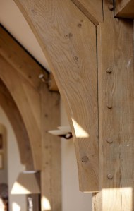 charpente traditionnelle, charpente en chêne, chêne vert, chevilles