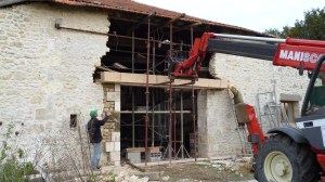 oak lintel, barn renovation, pierre apparente, exposed stonework, Dordogne, timber framing